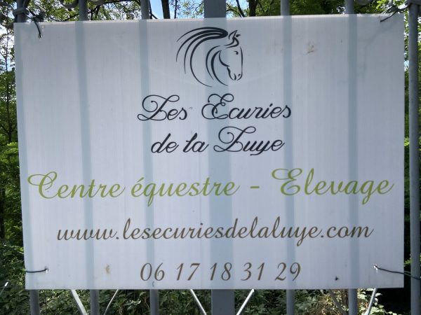 Panneau d'accueil de chevaux du centre les Écuries de la Luye