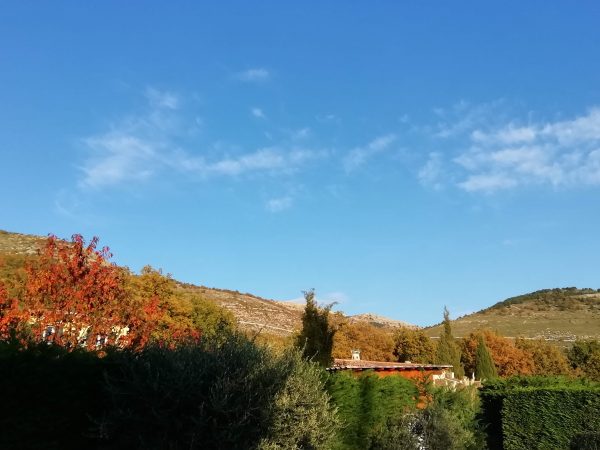 paysage gite le cottage, ciel bleu, montagne arbres feuilles vertes et orange