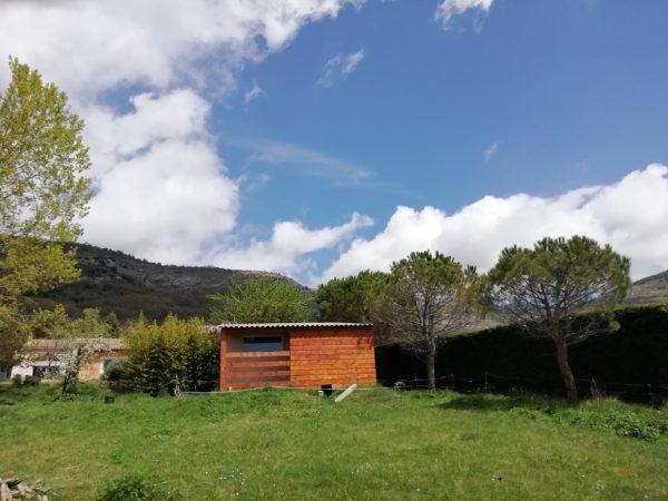 gîte le cottage vu de l'extérieur paysage vert avec un ciel bleu partiellement couvert